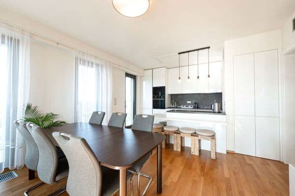 Prenájom bytu 4-izbový 132 m², Olšanská, Praha Prenájom bytu 4-izbový 132 m², Olšanská, Praha
