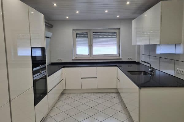 Prenájom bytu 4-izbový 115 m², Fellbach Prenájom bytu 4-izbový 115 m², Fellbach
