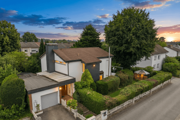 Predaj domu 167 m², pozemek 611 m², Schwalbach am Taunus Predaj domu 167 m², pozemek 611 m², Schwalbach am Taunus