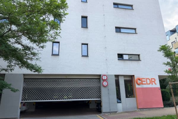 Prenájom garáže 13 m², Makedonská, Praha Prenájom garáže 13 m², Makedonská, Praha
