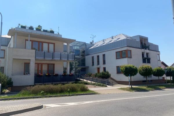 Prenájom bytu 4-izbový 102 m², Národních mučedníků, Hradec Králové Prenájom bytu 4-izbový 102 m², Národních mučedníků, Hradec Králové