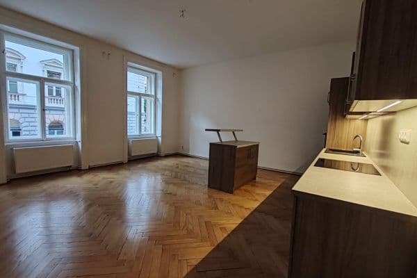 Prenájom bytu 4-izbový 135 m², Mělnická, Praha Prenájom bytu 4-izbový 135 m², Mělnická, Praha