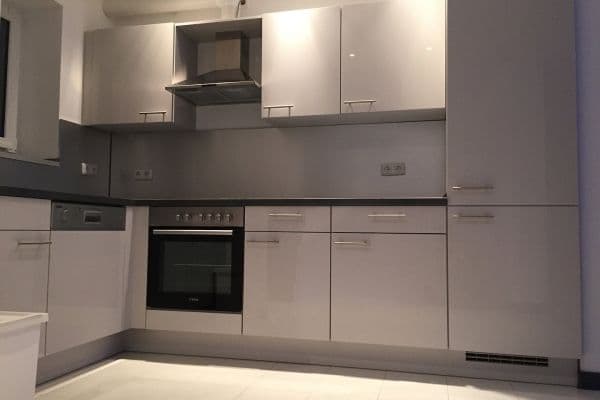 Prenájom bytu 4-izbový 100 m², Frankfurt am Main, Hesensko Prenájom bytu 4-izbový 100 m², Frankfurt am Main, Hesensko