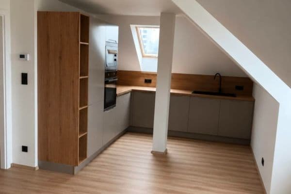 Prenájom bytu 3-izbový 75 m², Zelený pruh, Praha Prenájom bytu 3-izbový 75 m², Zelený pruh, Praha