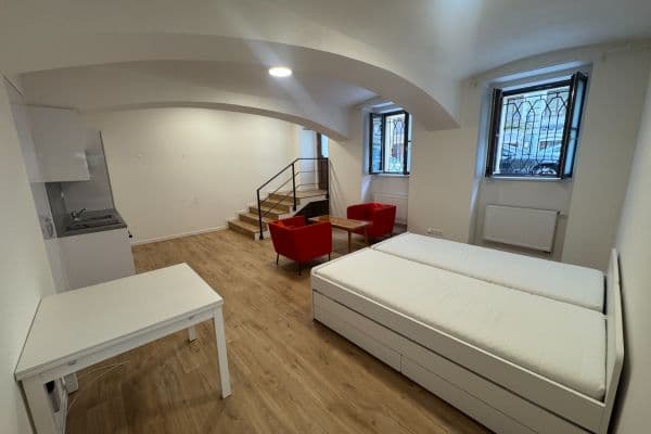 Prenájom bytu 1-izbový 44 m², Rubešova, Praha Prenájom bytu 1-izbový 44 m², Rubešova, Praha