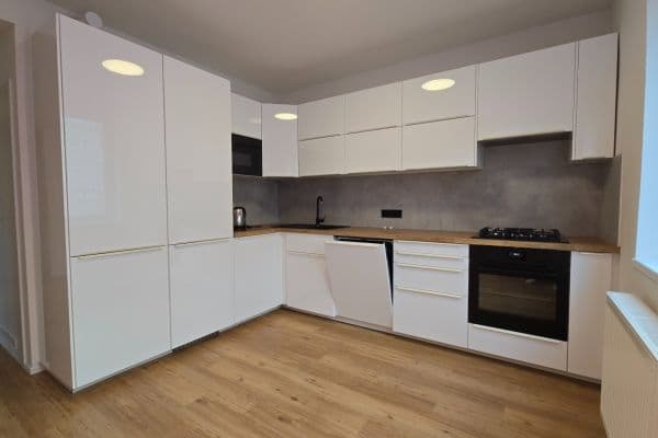 Prenájom bytu 2-izbový 72 m², náměstí Hrdinů, Praha Prenájom bytu 2-izbový 72 m², náměstí Hrdinů, Praha