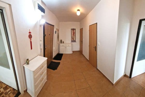 Prenájom bytu 3-izbový 66 m², Klírova, Praha Prenájom bytu 3-izbový 66 m², Klírova, Praha