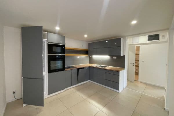 Prenájom bytu 4-izbový 90 m², Starochodovská, Praha Prenájom bytu 4-izbový 90 m², Starochodovská, Praha
