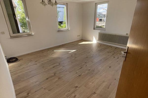 Prenájom bytu 5-izbový 120 m², Nürtungen Prenájom bytu 5-izbový 120 m², Nürtungen