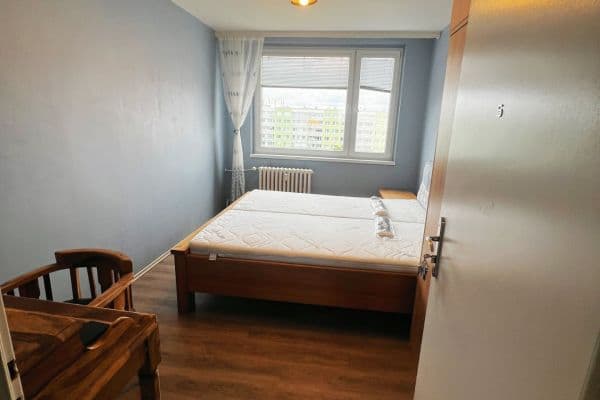 Prenájom bytu 4-izbový 13 m², Mezi Školami, Praha Prenájom bytu 4-izbový 13 m², Mezi Školami, Praha