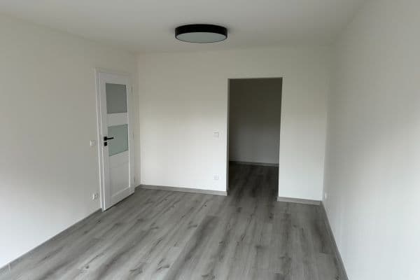Prenájom bytu 2-izbový 42 m², Ciolkovského, Praha Prenájom bytu 2-izbový 42 m², Ciolkovského, Praha