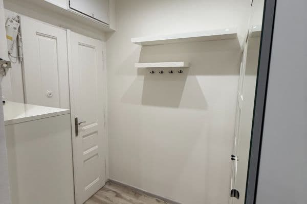 Prenájom bytu 2-izbový 58 m², Schnirchova, Praha Prenájom bytu 2-izbový 58 m², Schnirchova, Praha