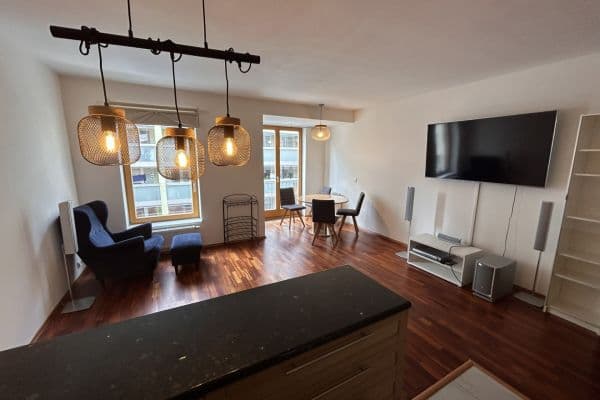 Prenájom bytu 2-izbový 62 m², Jeseniova, Praha Prenájom bytu 2-izbový 62 m², Jeseniova, Praha