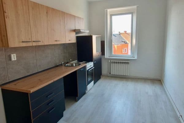 Prenájom bytu 2-izbový 72 m², Zemská, Teplice Prenájom bytu 2-izbový 72 m², Zemská, Teplice