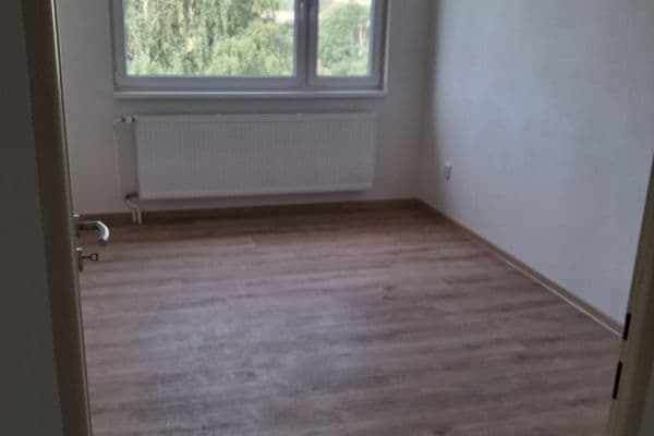 Prenájom bytu 3-izbový 70 m², Chmelová, Vysoké Mýto Prenájom bytu 3-izbový 70 m², Chmelová, Vysoké Mýto