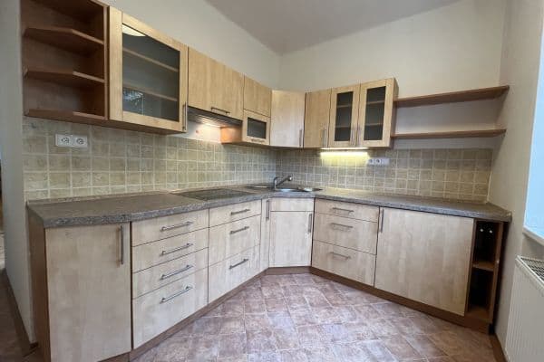 Prenájom bytu 3-izbový 70 m², Štefánikova, Louny Prenájom bytu 3-izbový 70 m², Štefánikova, Louny
