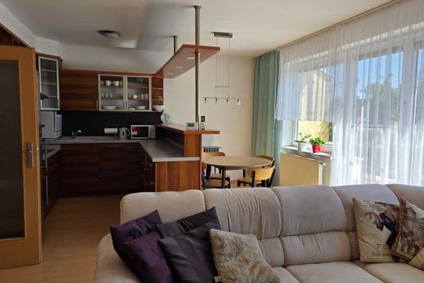 Prenájom bytu 3-izbový 79 m², Račiněveská, Praha Prenájom bytu 3-izbový 79 m², Račiněveská, Praha