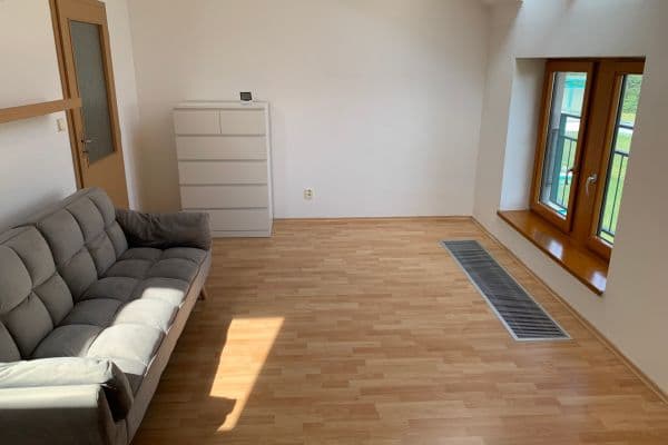 Prenájom bytu 1-izbový 37 m², Padovská, Praha Prenájom bytu 1-izbový 37 m², Padovská, Praha