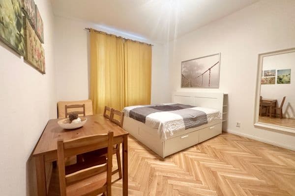 Prenájom bytu 1-izbový 37 m², Šimáčkova, Praha Prenájom bytu 1-izbový 37 m², Šimáčkova, Praha