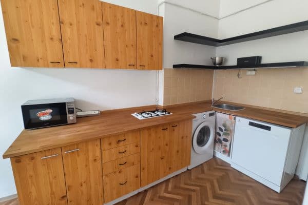Prenájom bytu 1-izbový 37 m², Jaromírova, Praha Prenájom bytu 1-izbový 37 m², Jaromírova, Praha