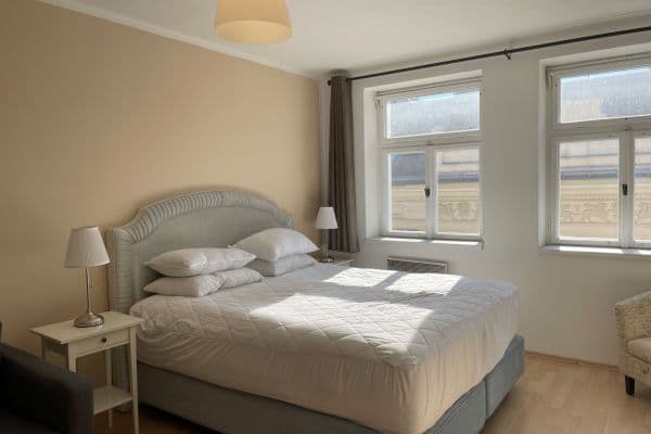 Prenájom bytu 1-izbový 37 m², Roháčova, Praha Prenájom bytu 1-izbový 37 m², Roháčova, Praha