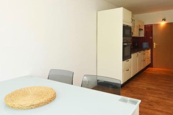 Prenájom bytu 3-izbový 76 m², Slivenecká, Praha Prenájom bytu 3-izbový 76 m², Slivenecká, Praha