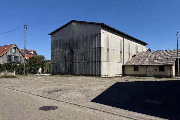 Prenájom nebytového priestoru 2.400 m², Uracher Str. 52, St. Johann - Upfingen Prenájom nebytového priestoru 2.400 m², Uracher Str. 52, St. Johann - Upfingen