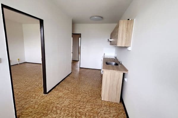 Prenájom bytu 3-izbový 70 m², Nad Stadionem, Králův Dvůr Prenájom bytu 3-izbový 70 m², Nad Stadionem, Králův Dvůr