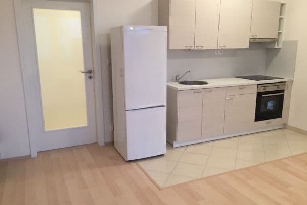 Prenájom bytu 1-izbový 35 m², Modenská, Praha Prenájom bytu 1-izbový 35 m², Modenská, Praha