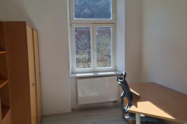 Prenájom bytu 3-izbový 20 m², Pernerova, Praha Prenájom bytu 3-izbový 20 m², Pernerova, Praha