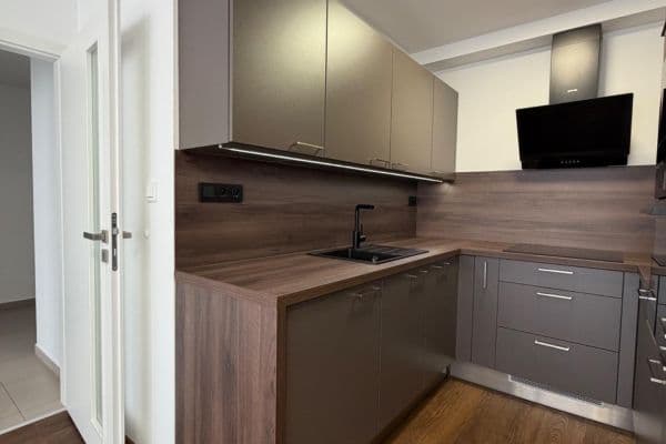 Prenájom bytu 2-izbový 45 m², Mádrova, Praha Prenájom bytu 2-izbový 45 m², Mádrova, Praha