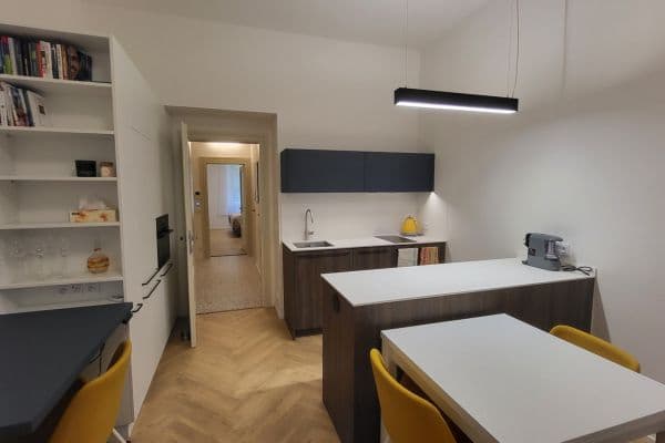Prenájom bytu 2-izbový 44 m², Tolstého, Praha Prenájom bytu 2-izbový 44 m², Tolstého, Praha