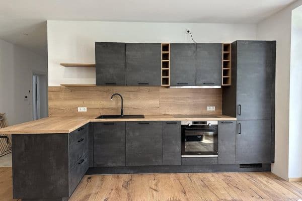 Prenájom bytu 5-izbový 141 m², Badstr. 131, Egloffstein Prenájom bytu 5-izbový 141 m², Badstr. 131, Egloffstein
