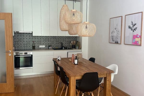 Prenájom bytu 4-izbový 124 m², Pod Dvorem, Praha Prenájom bytu 4-izbový 124 m², Pod Dvorem, Praha