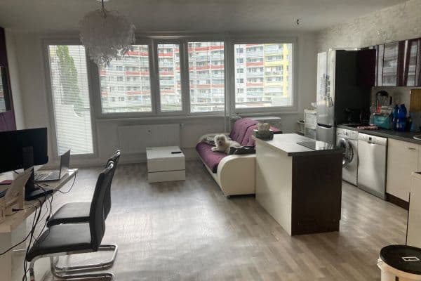 Predaj bytu 3-izbový 80 m², U Jezera, Praha Predaj bytu 3-izbový 80 m², U Jezera, Praha