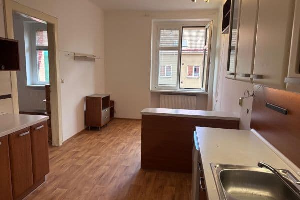 Prenájom bytu 2-izbový 43 m², Nemocniční, Praha Prenájom bytu 2-izbový 43 m², Nemocniční, Praha