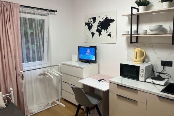 Prenájom nebytového priestoru 15 m², Plzeňská, Praha Prenájom nebytového priestoru 15 m², Plzeňská, Praha