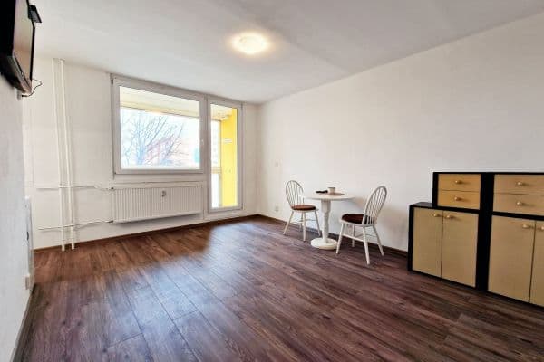 Prenájom bytu 1-izbový 32 m², Vodárenská, Kladno Prenájom bytu 1-izbový 32 m², Vodárenská, Kladno