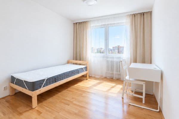 Prenájom bytu 3-izbový 74 m², Svojetická, Praha Prenájom bytu 3-izbový 74 m², Svojetická, Praha