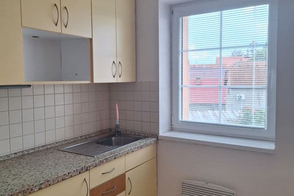 Prenájom bytu 2-izbový 46 m², Úhonická, Jeneč Prenájom bytu 2-izbový 46 m², Úhonická, Jeneč
