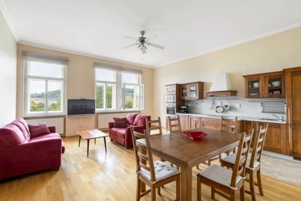 Prenájom bytu 3-izbový 92 m², Masarykovo nábřeží, Praha Prenájom bytu 3-izbový 92 m², Masarykovo nábřeží, Praha