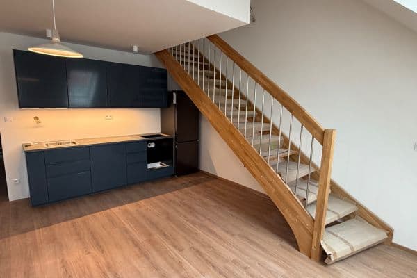 Prenájom bytu 4-izbový 130 m², Chodská, Praha Prenájom bytu 4-izbový 130 m², Chodská, Praha