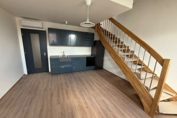 Prenájom bytu 4-izbový 130 m², Chodská, Praha Prenájom bytu 4-izbový 130 m², Chodská, Praha