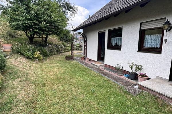 Prenájom bytu 4-izbový 104 m², Weinheim-Oberflockenbach Prenájom bytu 4-izbový 104 m², Weinheim-Oberflockenbach