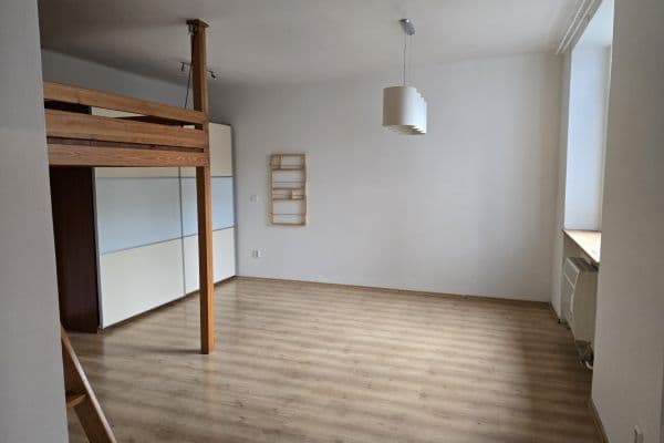 Prenájom bytu 1-izbový 41 m², nám. Svobody, SO POÚ Přerov Prenájom bytu 1-izbový 41 m², nám. Svobody, SO POÚ Přerov