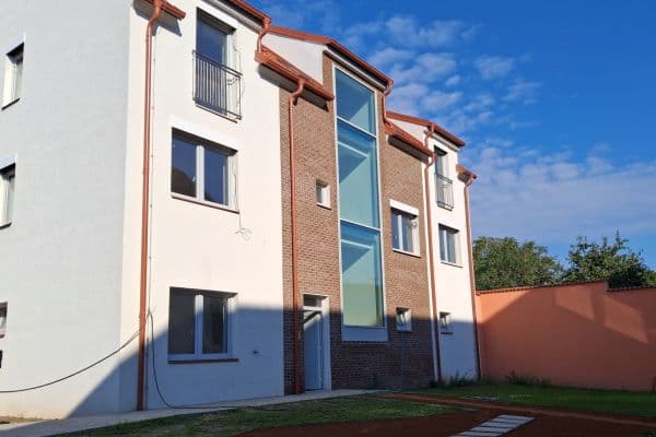 Prenájom bytu 2-izbový 57 m², Revoluční, Úvaly Prenájom bytu 2-izbový 57 m², Revoluční, Úvaly