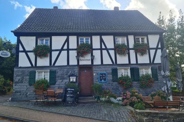 Predaj domu 370 m², pozemok 700 m², Bergisch Gladbach Predaj domu 370 m², pozemok 700 m², Bergisch Gladbach