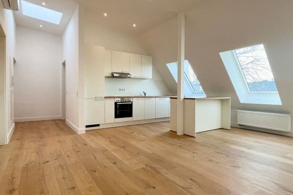 Prenájom bytu 3-izbový 87 m², Edisonstraße 45, Berlin, Berlín Prenájom bytu 3-izbový 87 m², Edisonstraße 45, Berlin, Berlín