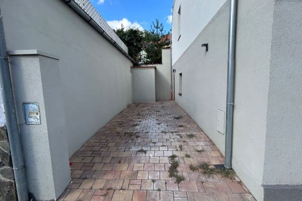 Prenájom garáže 28 m², Elišky Přemyslovny, Praha Prenájom garáže 28 m², Elišky Přemyslovny, Praha