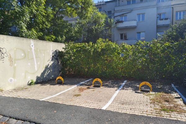 Prenájom garáže 10 m², U Zásobní zahrady, Praha Prenájom garáže 10 m², U Zásobní zahrady, Praha